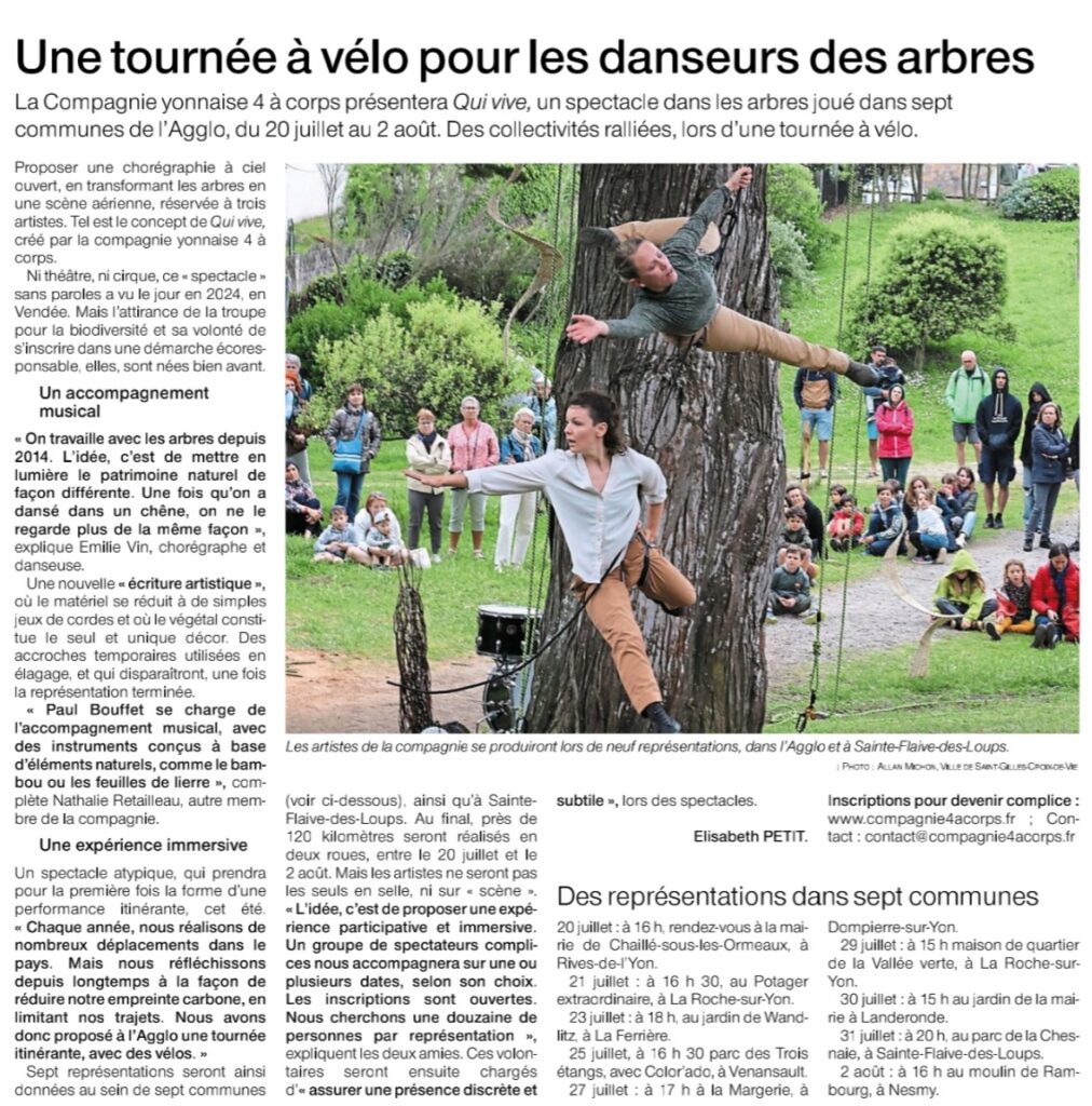 Deux artistes de la Compagnie 4 à Corps dansent énergiquement entre les arbres, l'un en équilibre sur le dos de l'autre, sous le regard d'un public assis en plein air, dans un espace herbeux - un événement mis en lumière dans un récent article presse.