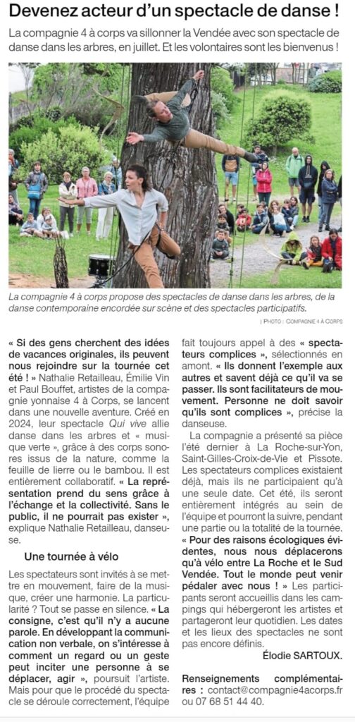 Une troupe de danse se produit en plein air, près d'arbres, sous le regard d'un petit public assis et avec des instruments de musique visibles sur l'herbe.