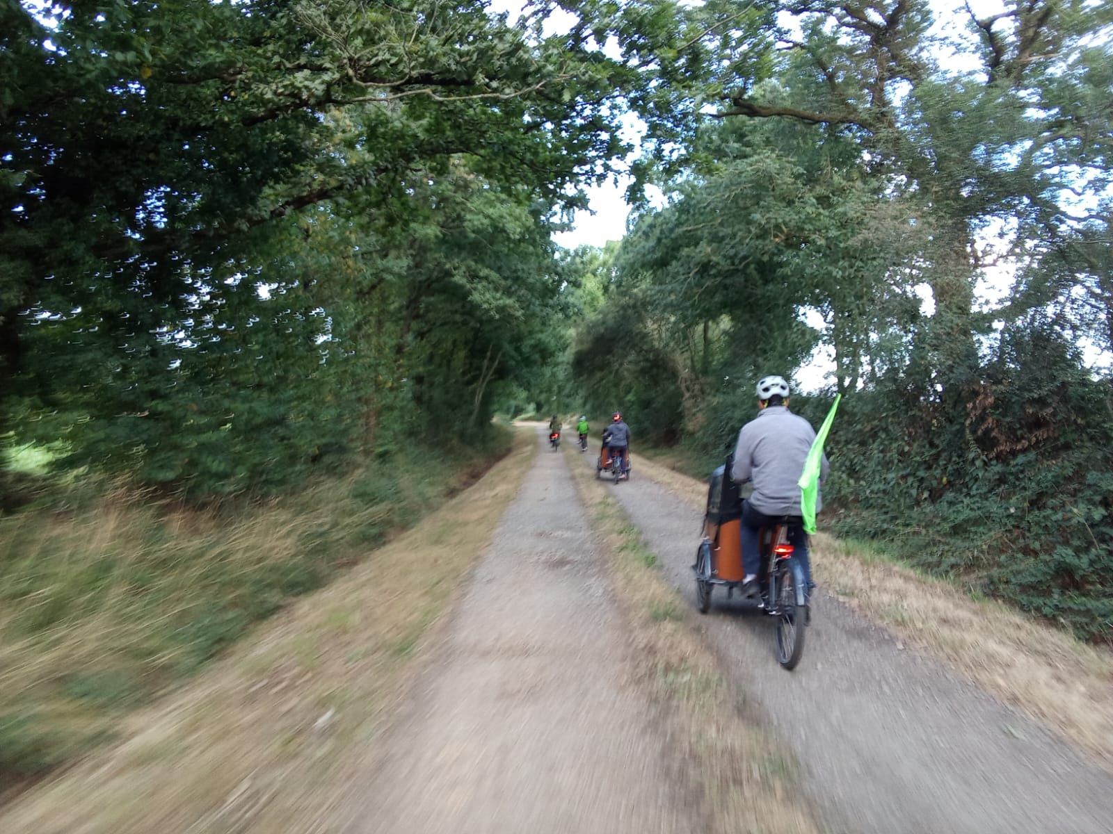 4 artistes à vélo sur un chemin de Vendée